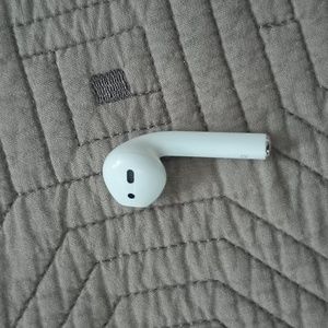 Single right Apple 2nd generation earbud